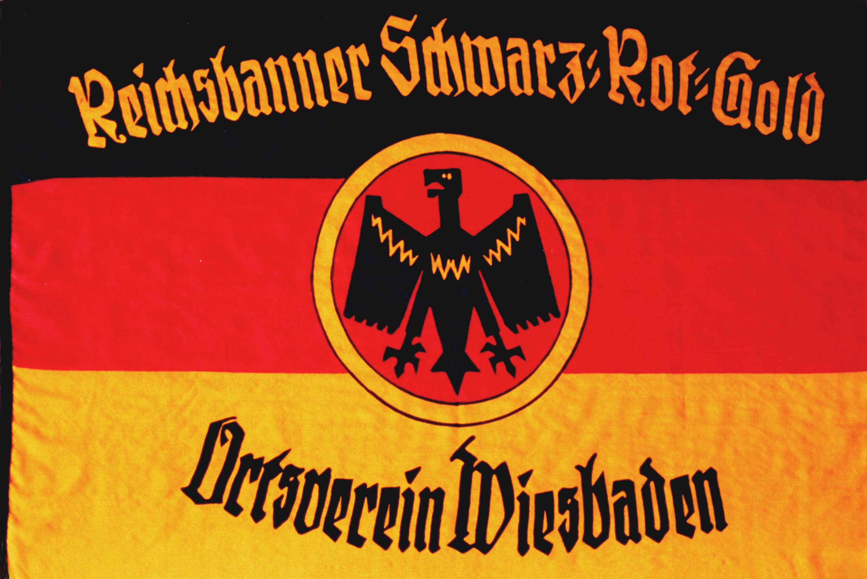 Das Original der Wiesbadener Reichsbanner-Fahne befindet sich heute in der Dauerausstellung unseres Stadtmuseums am Markt.